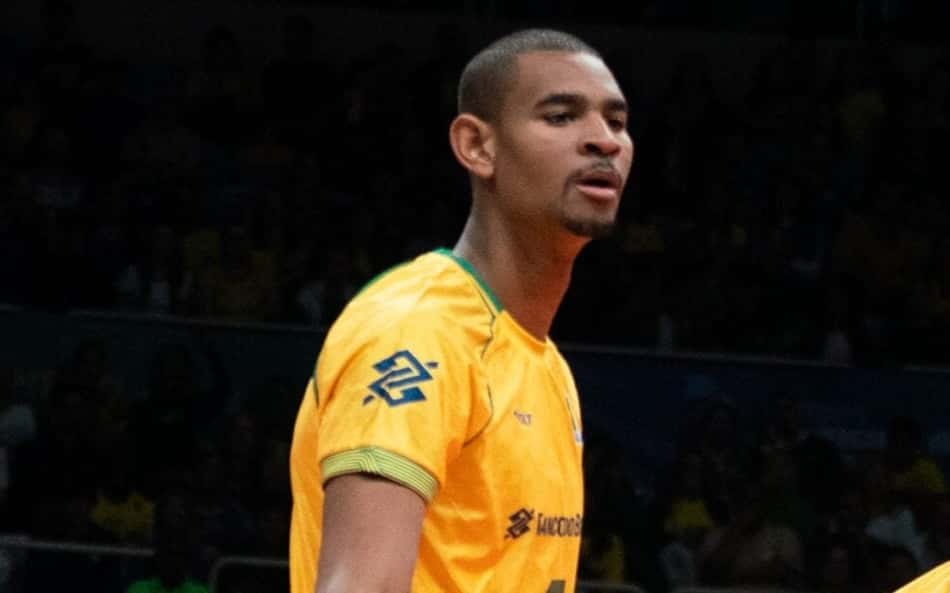Adriano comemora com Fernando Cachopa e Bryan um dos pontos marcados pela Seleção Brasileira masculina de vôlei contra o Chile, na estreia do Campeonato Sul-Americano