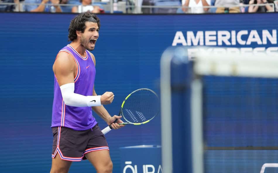 O espanhol Carlos Alcaraz reage durante partida de duplas mistas válida pelo US Open 2026