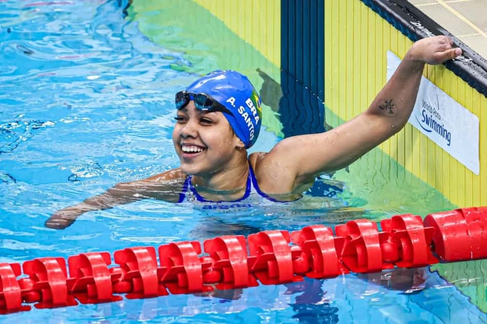 A nadadora Alessandra Oliveira na piscina durante o Mundial de Singapura 2025