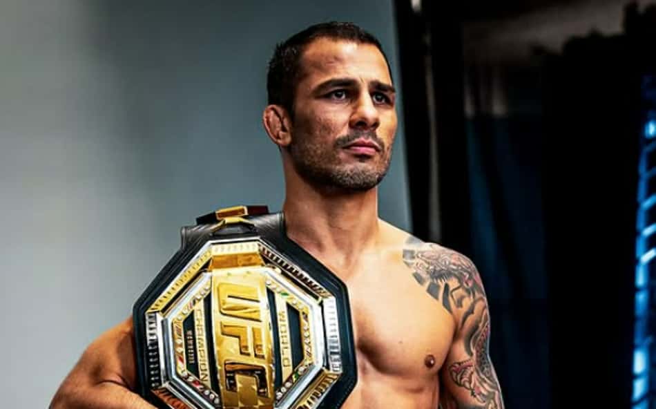 Alexandre Pantoja posa para foto em media day do UFC co cinturão
