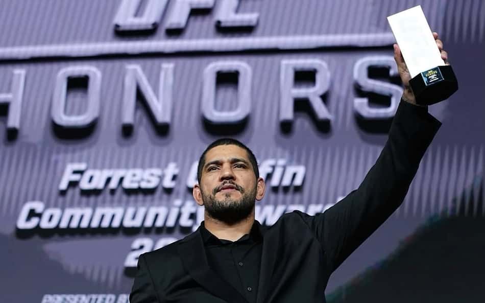 Alex Poatan recebe prêmio do UFC em Las Vegas