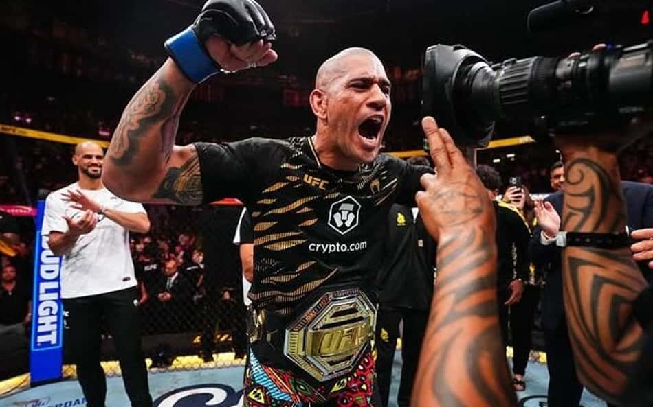 Alex Poatan comemora conquista do título no UFC