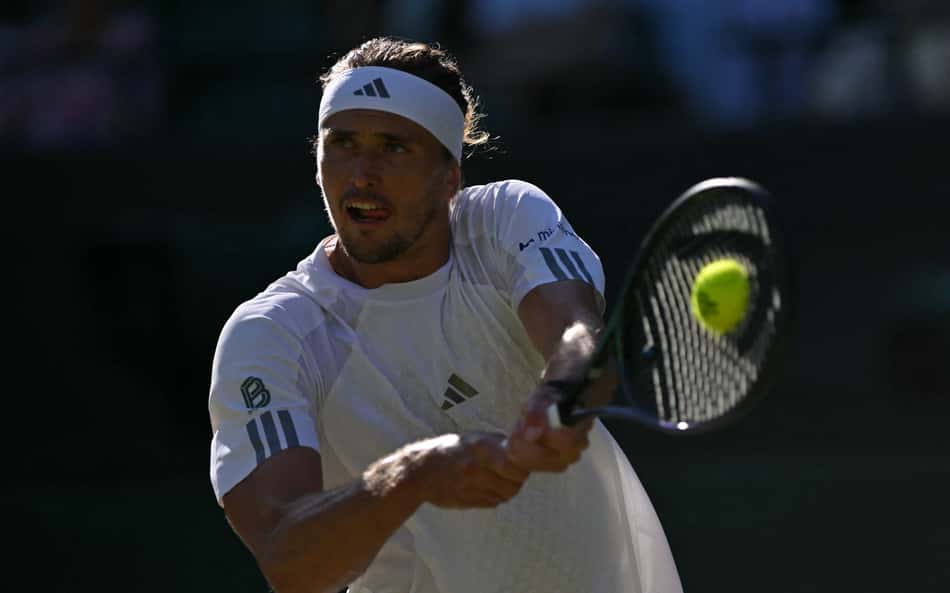 Com uma faixa branca na cabeça, Alexander Zverev segura a raquete com as duas mãos e acerta a bola