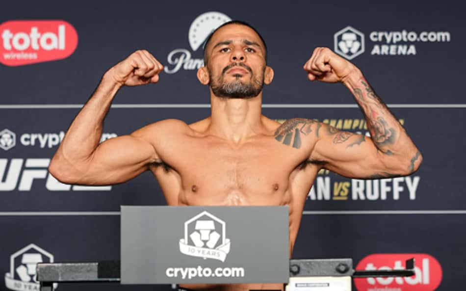 Alexandre Pantoja comemora após pesagem para UFC 331