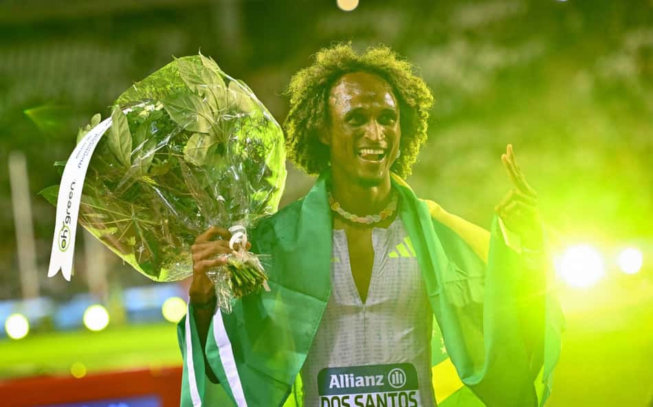 O brasileiro Alison dos Santos comemora o título dos 400m com barreiras na final da Diamond League