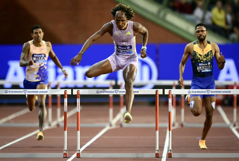 Alison dos Santos salta durante prova dos 400m com barreiras na etapa de Bruxelas da Diamond League