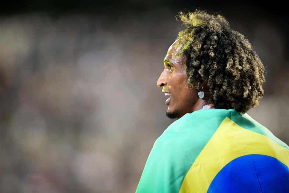 O barreirista Alison dos Santos, com a bandeira do Brasil nas costas, durante a final da Diamond League
