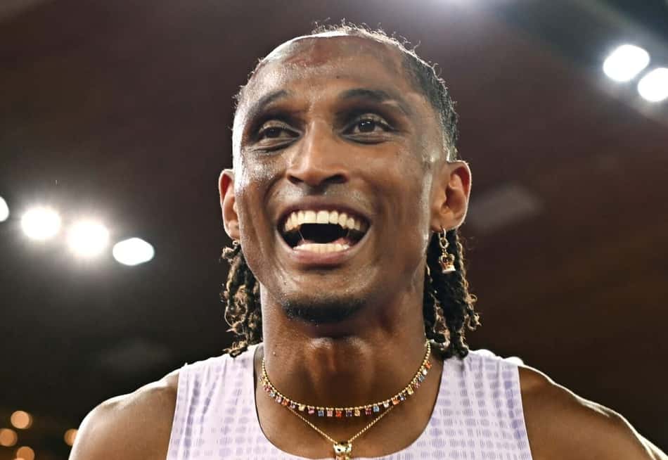 Alison dos Santos comemora recorde mundial nos 400m com barreiras na Diamond League