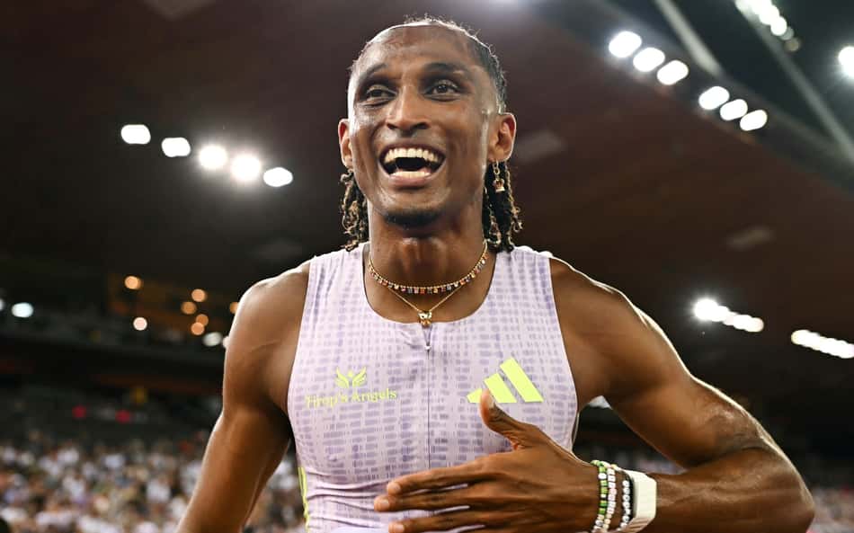 Alison dos Santos comemora recorde mundial nos 400m com barreiras na Diamond League