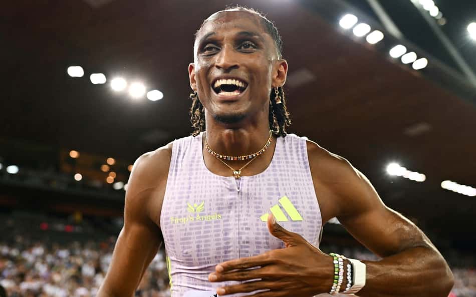 Alison dos Santos comemora recorde mundial nos 400m com barreiras na Diamond League