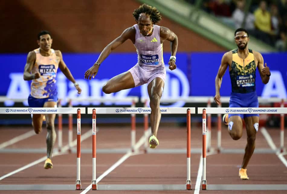 Alison dos Santos lidera a prova dos 400m com barreiras na final da Diamond League, em Bruxelas