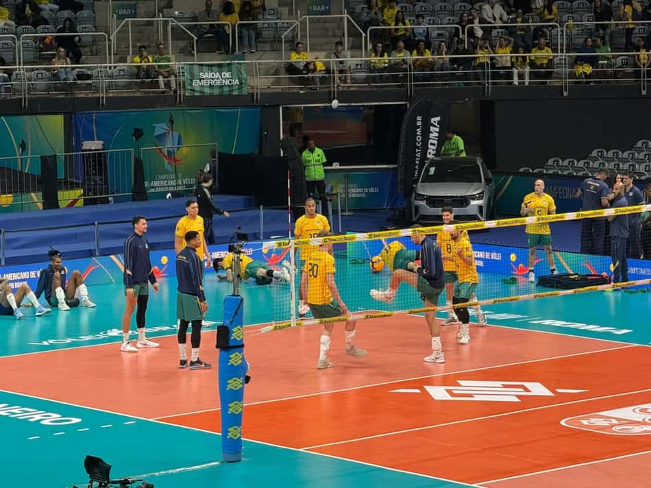 Jogadores da Seleção Brasileira masculina de vôlei jogam altinha antes de Brasil x Colômbia