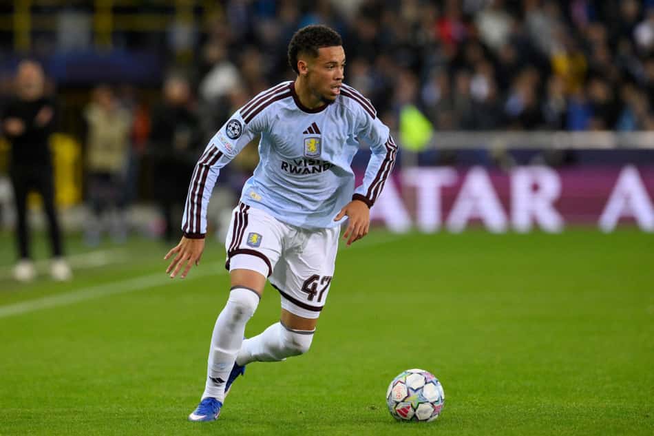 O atacante brasileiro do Aston Villa, número 47, Alysson, corre com a bola durante a partida da fase de grupos da Liga dos Campeões da UEFA, 1ª rodada, entre Club Brugge KV e Aston Villa FC, no Estádio Jan Breydel, em Bruges, em 8 de setembro de 2026