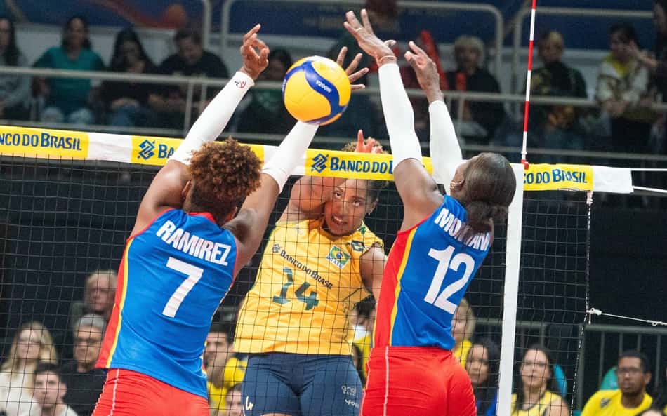 Ana Cristina ataca em Brasil x Colômbia pelo Sul-Americano de vôlei