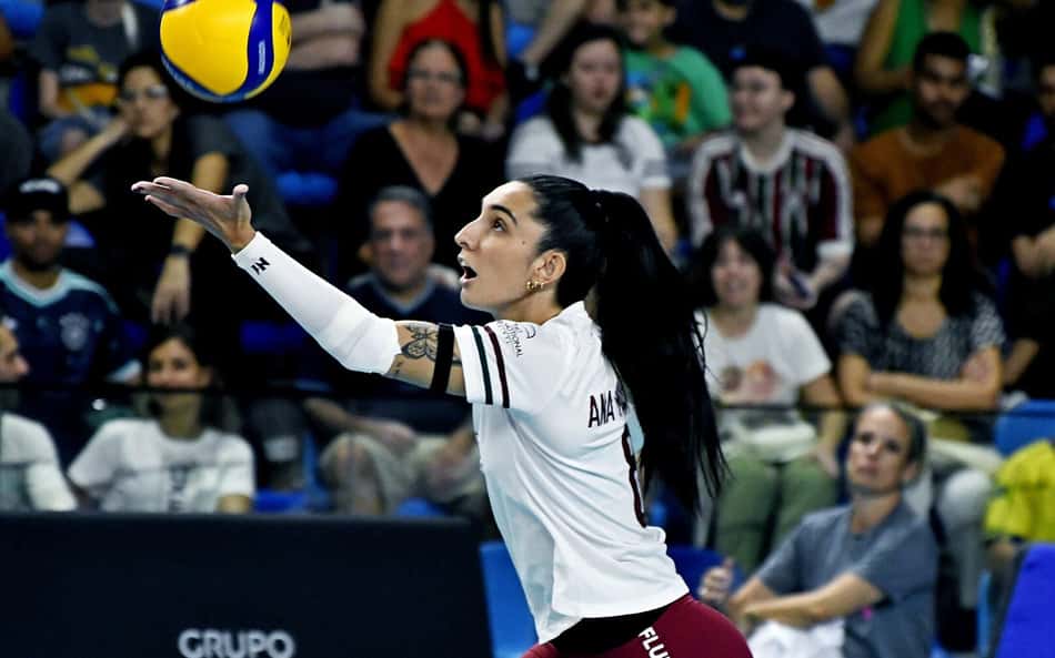 Ana Medina lança a bola durante saque em Fluminense x Praia Clube pela Copa Supervôlei