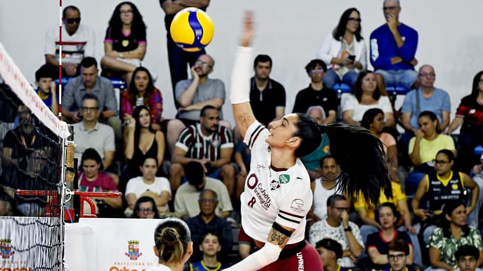 Ana Medina ataca em Fluminense x Praia Clube pela Copa Supervôlei