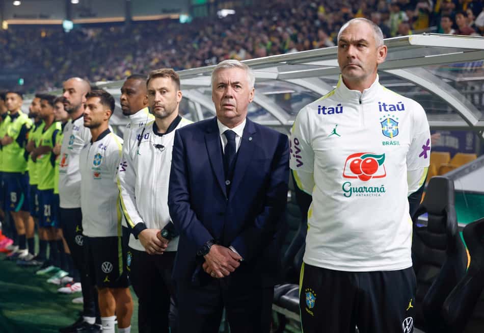 Carlo Ancelotti e Paul Clement, da comissão técnica, durante Austrália x Brasil