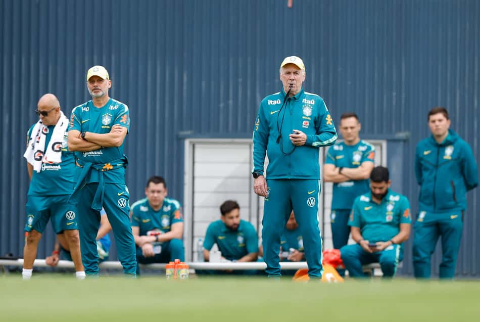 Carlo Ancelotti, técnico da Seleção Brasileira, comanda treino do Brasil antes do jogo com a Austrália