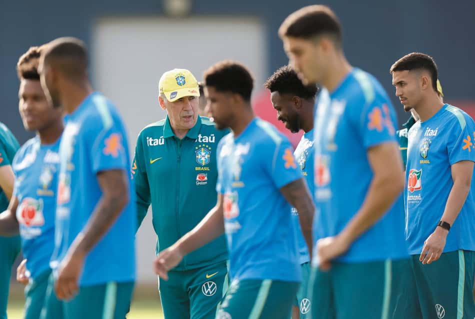 Carlo Ancelotti, técnico da Seleção Brasileira, comanda treino do Brasil antes do jogo com a Austrália