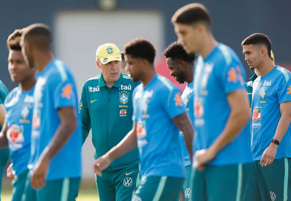 Carlo Ancelotti, técnico da Seleção Brasileira, comanda treino do Brasil antes do jogo com a Austrália