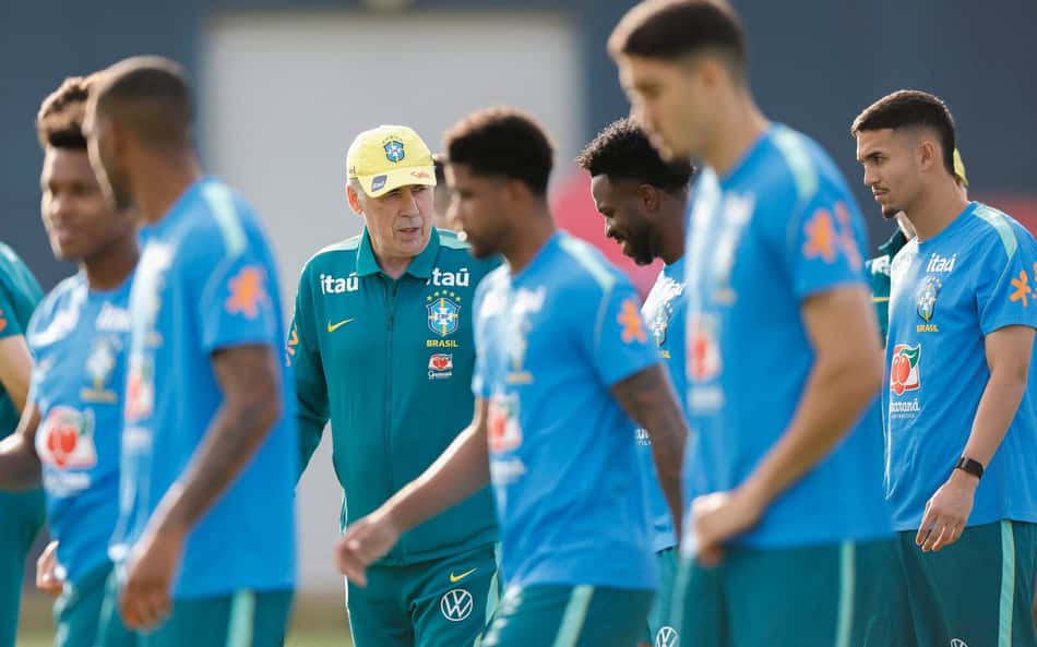 Carlo Ancelotti, técnico da Seleção Brasileira, comanda treino do Brasil antes do jogo com a Austrália