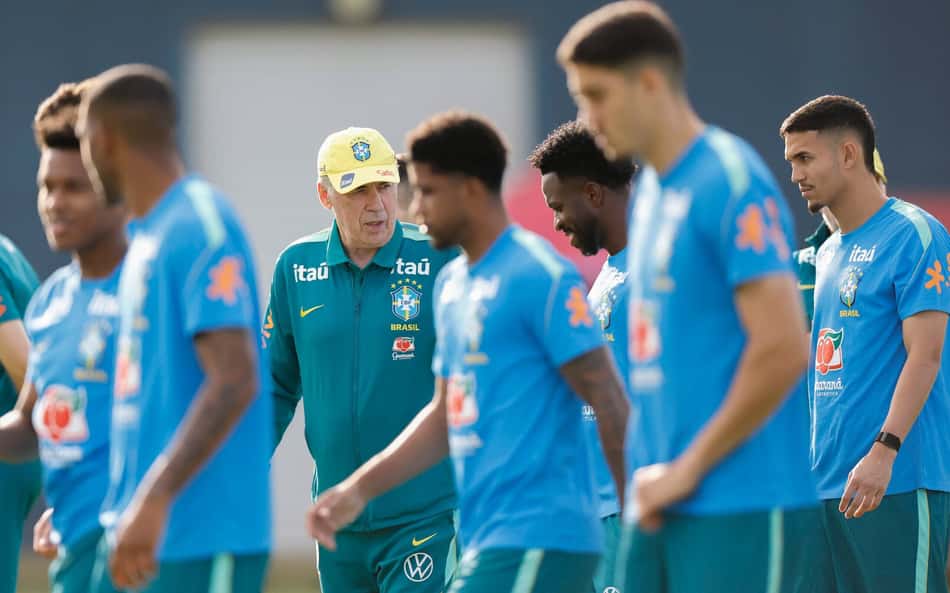 Carlo Ancelotti, técnico da Seleção Brasileira, comanda treino do Brasil antes do jogo com a Austrália