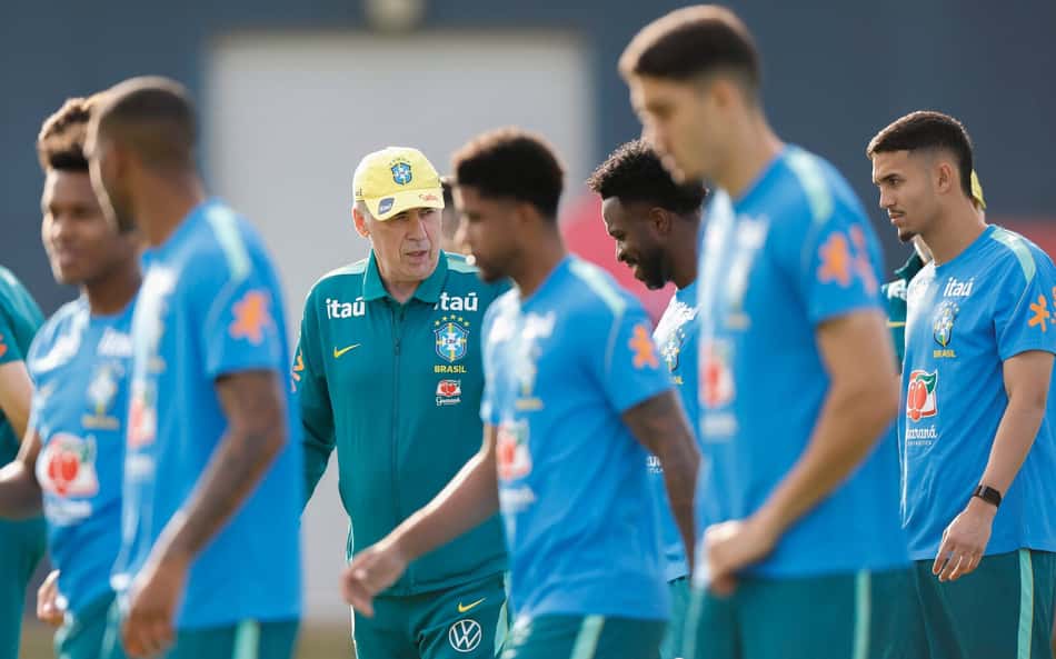 Carlo Ancelotti, técnico da Seleção Brasileira, comanda treino do Brasil antes do jogo com a Austrália