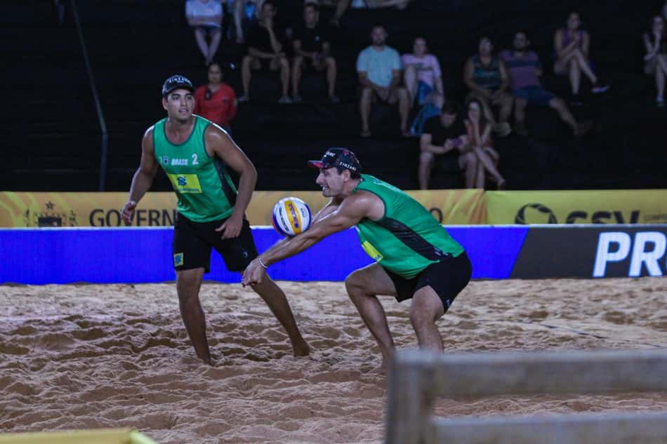 André e Renato em ação no Sul-Americano de vôlei de praia