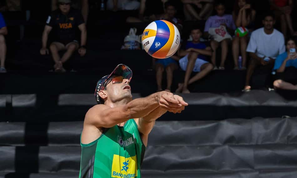 André Stein olha para a bola enquanto realiza manchete em jogo do Sul-Americano de vôlei de praia