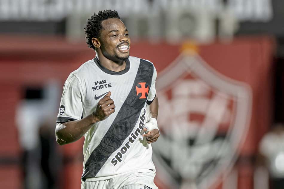 Andrés Gómez celebra gol contra o Vitória