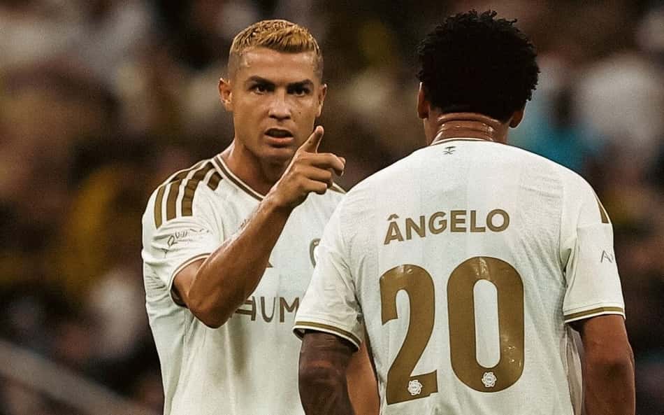 Cristiano Ronaldo aponta para Ângelo, camisa 20, durante comemoração de gol pelo Al-Nassr