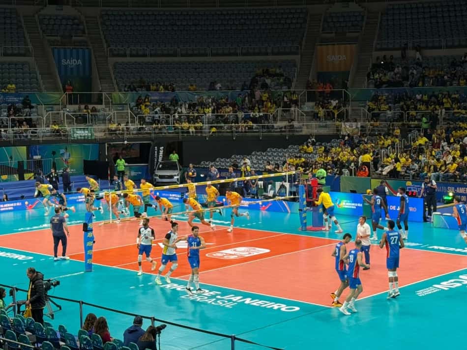 Jogadores de Brasil e Colômbia aquecem antes de duelo no Sul-Americano de vôlei