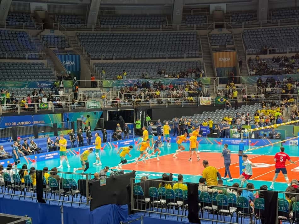 Jogadores da Seleção Brasileira aquecem no Ginásio do Maracanãzinho