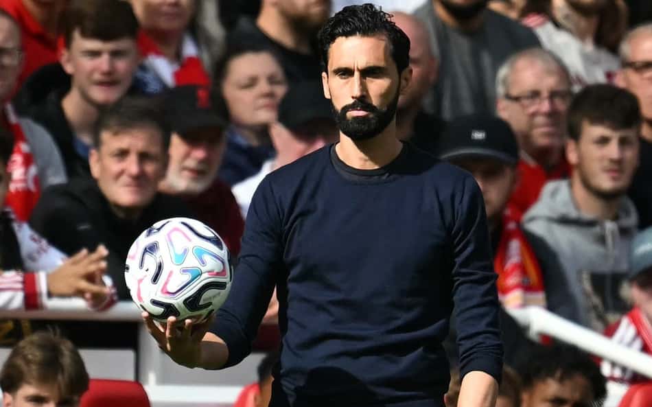 O técnico espanhol do Fulham, Álvaro Arbeloa, durante a partida do Campeonato Inglês entre Liverpool e Fulham, no Anfield, em Liverpool, noroeste da Inglaterra, em 12 de setembro de 2026