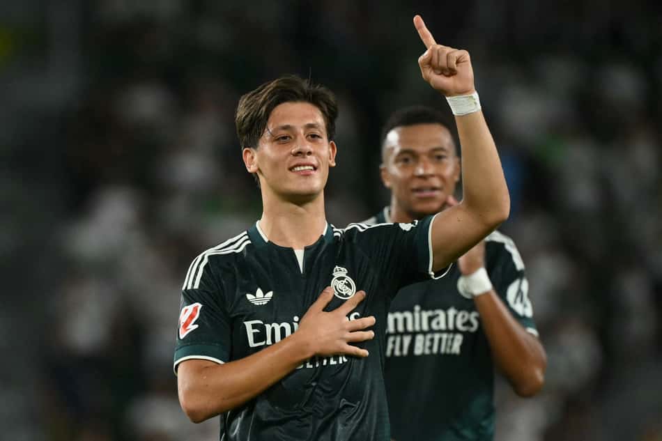 O meio-campista turco do Real Madrid, número 15, Arda Guler, comemora após marcar o primeiro gol durante a partida do Campeonato Espanhol entre Elche CF e Real Madrid CF, no Estádio Martínez Valero, em Elche