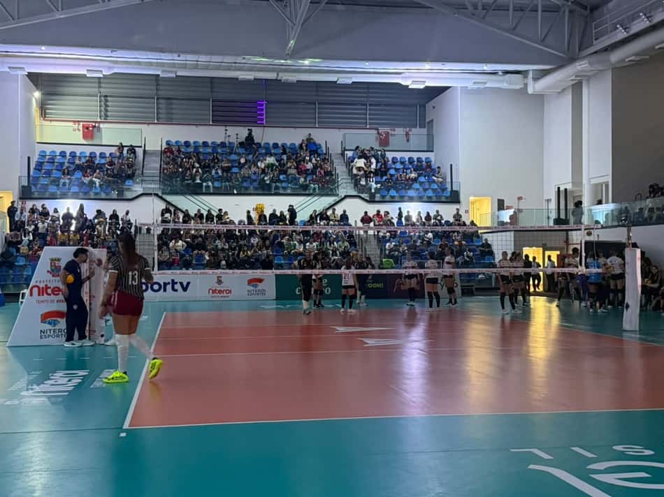 Arena Niterói sem luz antes do Fla-Flu pela Copa Supervôlei (Foto: Guilherme Veiga/Lance!)
