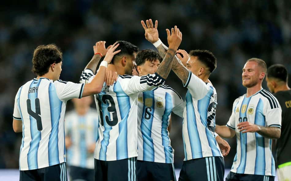 O zagueiro argentino número 13, Cristian Romero (2º da esquerda), comemora com seus companheiros de equipe após marcar o terceiro gol de sua equipe durante o amistoso internacional de futebol entre Argentina e Bolívia no Estádio Mario Alberto Kempes em Córdoba, Argentina, em 30 de setembro de 2026 (Foto: Diego Lima / AFP)