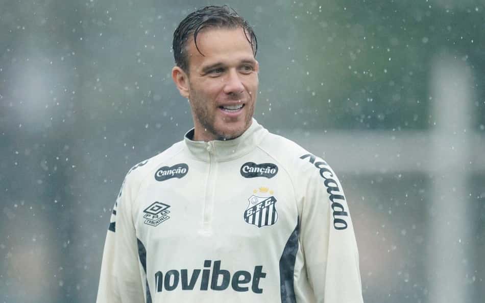 Arthur,na chuva, sorri com camisa de treino do Santos