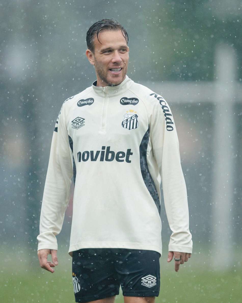 Arthur,na chuva, sorri com camisa de treino do Santos