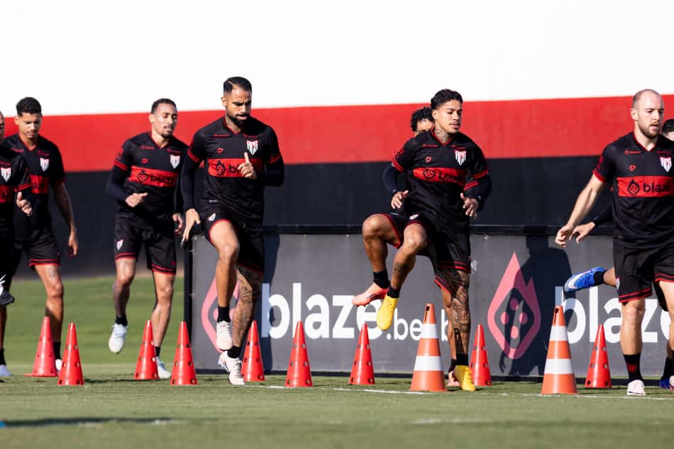 Jogadores do Atlético Goianiense em treinamento