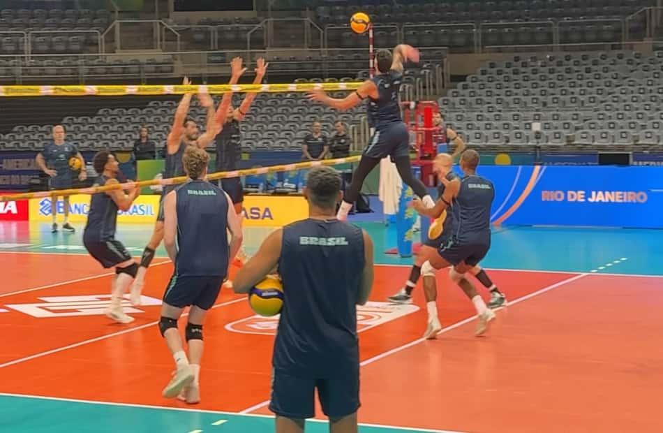 Barreto ataca bola de meio em treino da Seleção Brasileira masculina de vôlei na véspera do Sul-Americano