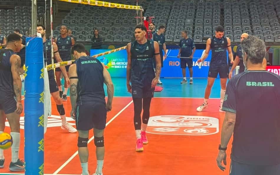 Barreto caminha pela quadra em treino da Seleção Brasileira masculina de vôlei na véspera do Sul-Americano