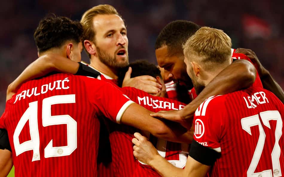 O meio-campista alemão do Bayern de Munique, camisa 10, Jamal Musiala (C), é parabenizado após marcar um gol durante a partida da Liga dos Campeões da UEFA entre FC Bayern de Munique e Bodo/Glimt, no Estádio Allianz Arena, em Munique, em 10 de setembro de 2026