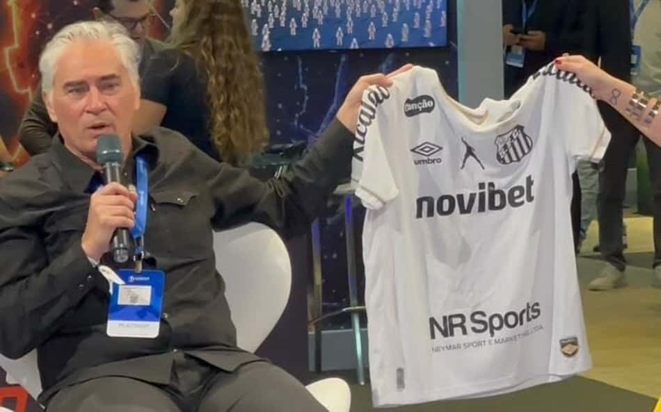 Empresa de Neymar oferece espaço na camisa do Santos em evento; assista