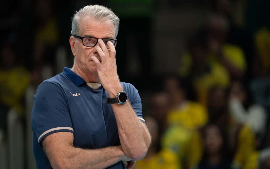Bernardinho ajeita o óculos com a mão esquerda durante jogo entre Brasil e Colômbia pelo Sul-Americano de vôlei masculino