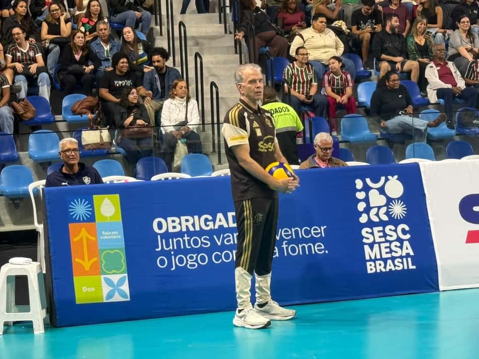 Bernardinho participa do aquecimento do Sesc Flamengo (Foto: Guilherme Veiga/Lance!)