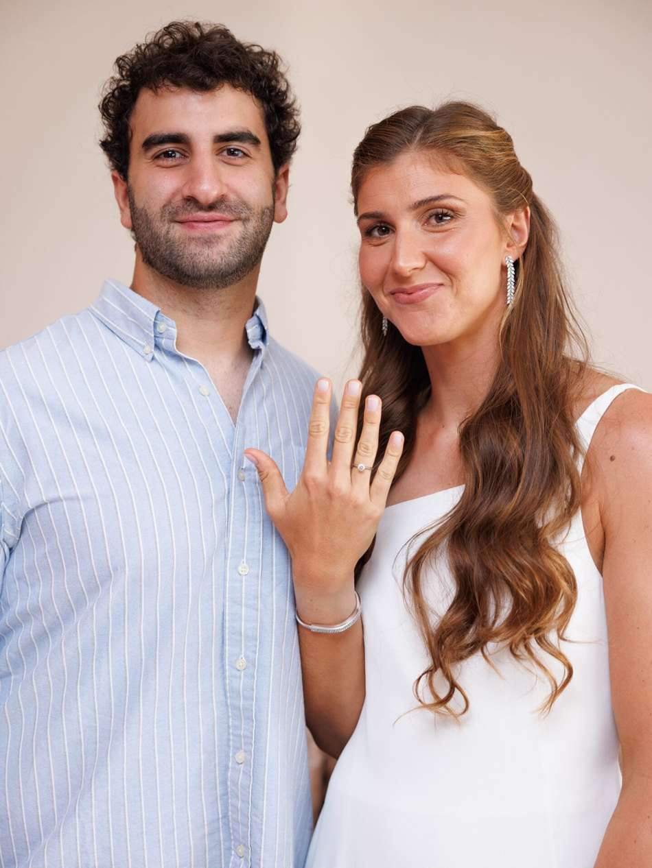 Ao lado do marido Alex Daou, Beatriz Haddad Maia exibe aliança de noivado