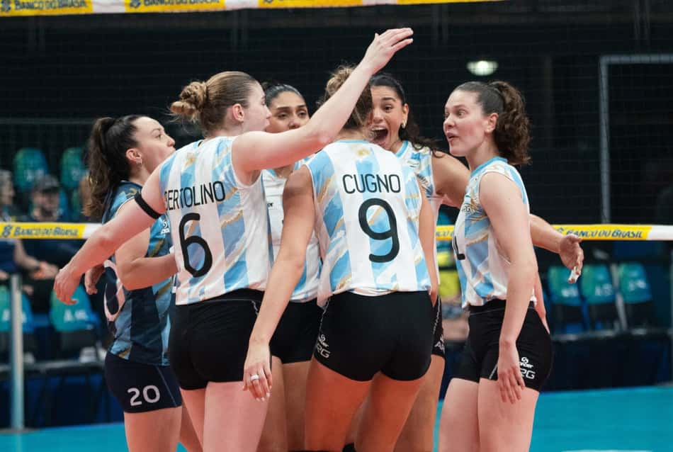 Bianca Bertolino comemora ponto ao lado de Bianca Cugno em jogo da Argentina no Sul-Americano de vôlei