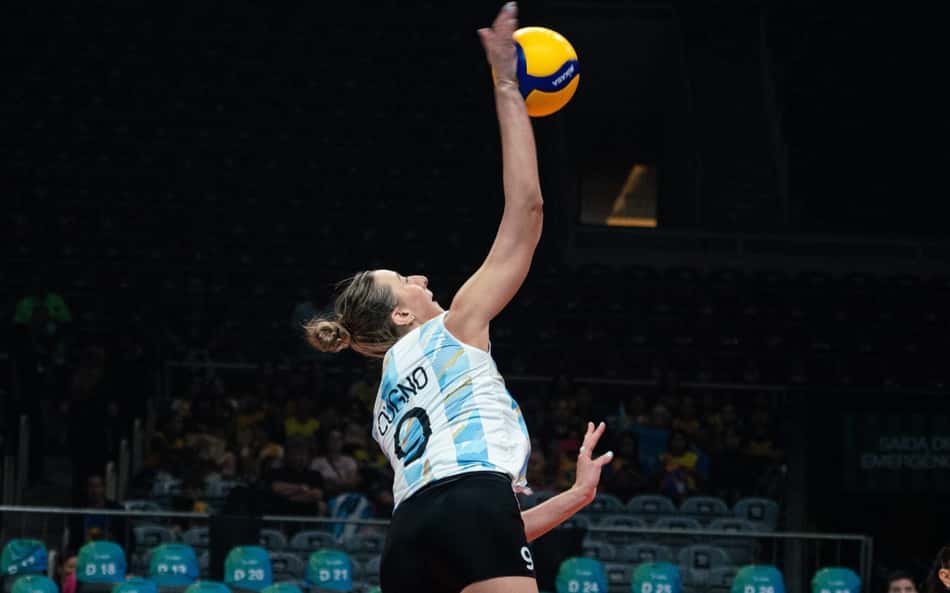 Bianca Cugno ataca em jogo da Argentina no Sul-Americano de vôlei