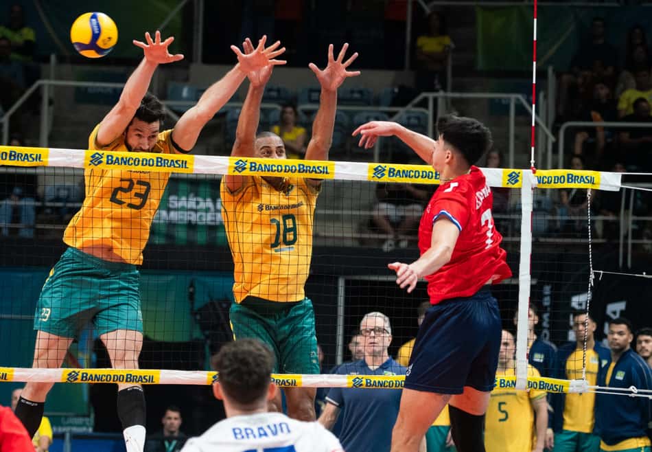 Bloqueio brasileiro em ação no duelo contra o Chile na estreia do Sul-Americano de vôlei